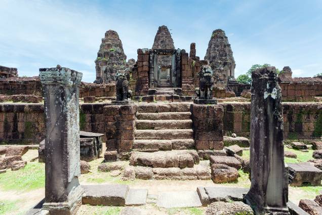 <strong>8. East Mebon</strong>Este templo do século 10 estava localizado no meio de um lago artificial muito grande, que agora está seco. É dedicado ao deus Shiva e chama a atenção devido as suas esculturas, incluindo elefantes de pedra de 2 metros de altura. A área onde ele está é muito ensolarada, pois tudo em volta costumava ser coberto de água: durante o Império Khmer, só era possível chegar até o templo de barco <strong>8. East Mebon</strong>Este templo do século 10 estava localizado no meio de um lago artificial muito grande, que agora está seco. É dedicado ao deus Shiva e chama a atenção devido as suas esculturas, incluindo elefantes de pedra de 2 metros de altura. A área onde ele está é muito ensolarada, pois tudo em volta costumava ser coberto de água: durante o Império Khmer, só era possível chegar até o templo de barco