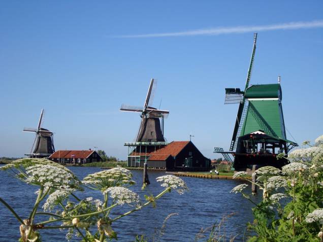 Os moinhos de Zaanse Schans, atração principal da pequena vila nos arredores de Amsterdã Os moinhos de Zaanse Schans, atração principal da pequena vila nos arredores de Amsterdã