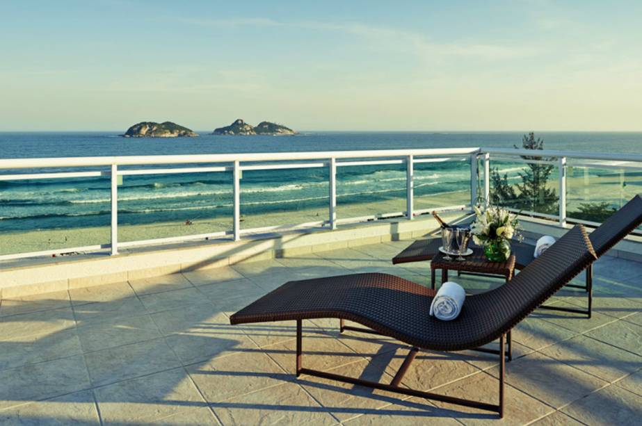 <strong>Mercure Rio de Janeiro Barra da Tijuca, no Rio de Janeiro (RJ) </strong> À beira da praia do Pepê, o hotel tem 136 apartamentos de 3 categorias (standard, superior e privilege), restaurante, dois bares, piscina, academia e estacionamento. Voltado para negócios, também conta com um salão de convenções com capacidade para 350 pessoas, além de salas de reunião e um business center. <strong>Mercure Rio de Janeiro Barra da Tijuca, no Rio de Janeiro (RJ) </strong> À beira da praia do Pepê, o hotel tem 136 apartamentos de 3 categorias (standard, superior e privilege), restaurante, dois bares, piscina, academia e estacionamento. Voltado para negócios, também conta com um salão de convenções com capacidade para 350 pessoas, além de salas de reunião e um business center.