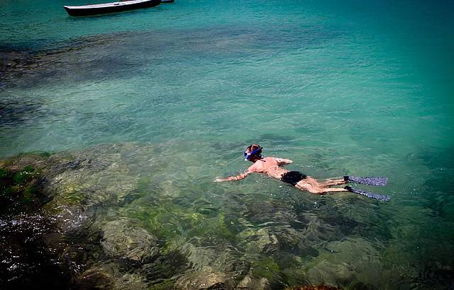 A costa de <a href="https://viajeaqui.abril.com.br/cidades/br-rj-buzios" rel="Búzios (RJ)" target="_blank">Búzios (RJ)</a> é rica em vida marinha e as águas têm excelente visibilidade para o <a href="https://viajeaqui.abril.com.br/estabelecimentos/br-rj-buzios-atracao-mergulho" rel="mergulho" target="_blank">mergulho</a>: média de 10 metros (chega a 15 metros no verão)