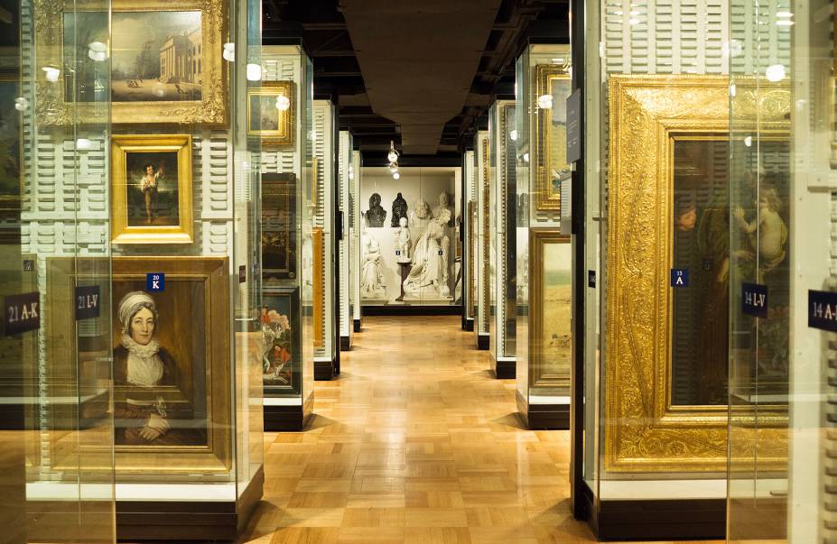 Dos grandiloquentes museus de arte de Nova York, o Met é o que atravessa mais séculos de história por meio de seu acervo, composto de pinturas europeias de desde os idos de 1200 e de obras, pórticos e relíquias da antiguidade grega, romana, egípcia e assírio-babilônica. A partir de março de 2018 o museu, que antes utilizava o sistema do "pague o quanto quiser", irá cobrar dos visitantes que não residem em Nova York uma entrada fixa de US$ 25. O sistema de preço sugerido <span>vai continuar funcionando para cidadãos nova-iorquinos, porém agora, eles serão solicitados a apresentar um comprovante de residência. </span><strong>Pague "o quanto quiser" diariamente apenas para cidadãos nova-iorquinos </strong><em>(entrada regular: US$ 25).</em> Dos grandiloquentes museus de arte de Nova York, o Met é o que atravessa mais séculos de história por meio de seu acervo, composto de pinturas europeias de desde os idos de 1200 e de obras, pórticos e relíquias da antiguidade grega, romana, egípcia e assírio-babilônica. A partir de março de 2018 o museu, que antes utilizava o sistema do "pague o quanto quiser", irá cobrar dos visitantes que não residem em Nova York uma entrada fixa de US$ 25. O sistema de preço sugerido <span>vai continuar funcionando para cidadãos nova-iorquinos, porém agora, eles serão solicitados a apresentar um comprovante de residência. </span><strong>Pague "o quanto quiser" diariamente apenas para cidadãos nova-iorquinos </strong><em>(entrada regular: US$ 25).</em>