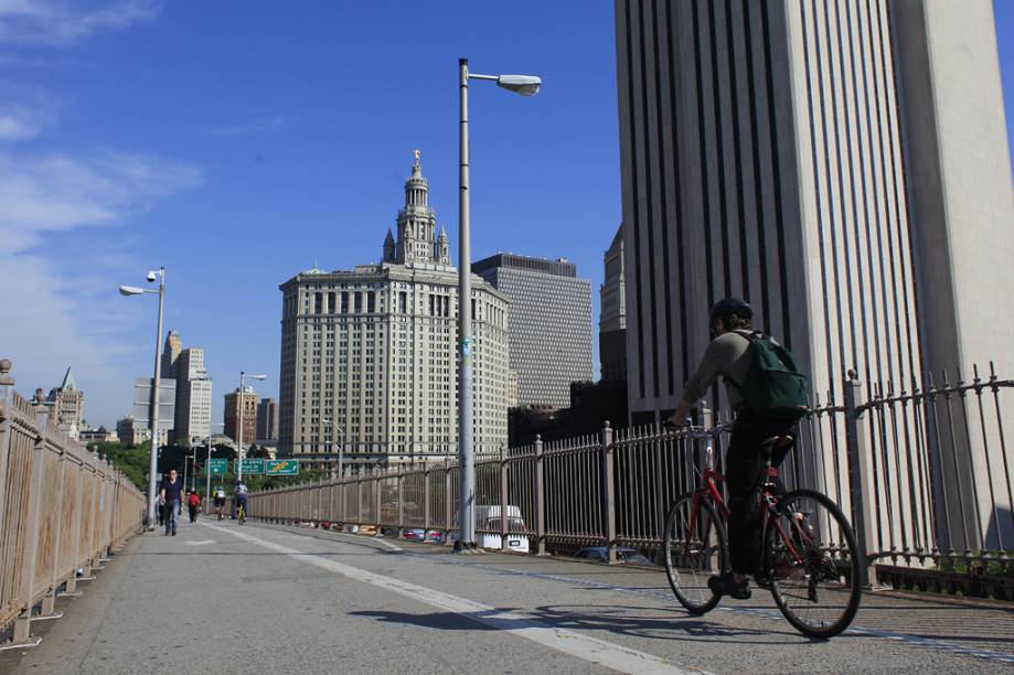 Os pontos mais famosos para pedalar em Nova York são a Ponte do Brooklyn, o Central Park, as margens do Rio Hudson e a Governors Island. A cidade dispõe hoje de 400 quilômetros de ciclovias, rotas e vias verdes, livres do trânsito de carros. Empresas como a BikeandRoll, a Bike The Big Apple e a BikeRental Central Park locam bicicletas e organizam tours por diversas área de Manhattan, como Chinatown e o Central Park