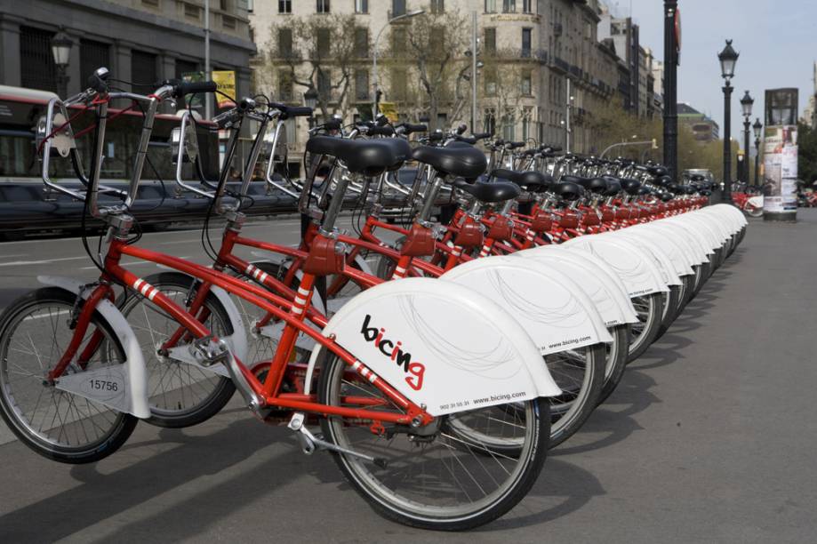 Em <a href="https://viajeaqui.abril.com.br/cidades/espanha-barcelona" rel="Barcelona" target="_blank"><strong>Barcelona</strong></a>, mais de 40% dos deslocamentos são feitos a pé ou de bicicleta. Com mais de 150 quilômetros de vias destinadas aos ciclistas, 100.000 viagens internas na cidade são feitas de bike. Em 2004, esse número era de 33.000. Conhecido por sua eficiência, o Bicing é um sistema de empréstimo de bicicletas disponível em toda a cidade, com 413 estações de retirada e devolução, distantes 300 metros uns dos outros