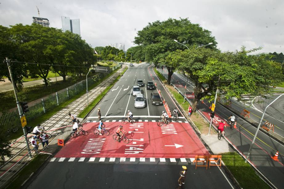 Com mais de 7 milhões de automóveis circulando diariamente por suas vias, São Paulo vem, pouco a pouco, cedendo espaço para as bicicletas. Uma iniciativa criada em agosto de 2009 é a CicloFaixa, um percurso de 51 quilômetros em ruas e avenidas das quatro regiões da cidade. O trajeto integra o futuro Parque Clube do Chuvisco aos já existentes Villa-Lobos, do Povo, das Bicicletas e do Ibirapuera, e funciona aos domingos e feriados, entre 7h e 16h.    Uma faixa de rolamento de trechos da Faria Lima, Cidade Jardim, entre outras importantes artérias da cidade, fica reservada aos ciclistas, que pedalam sob orientação de 500 fiscais e protegidos por cones e placas de sinalização. 