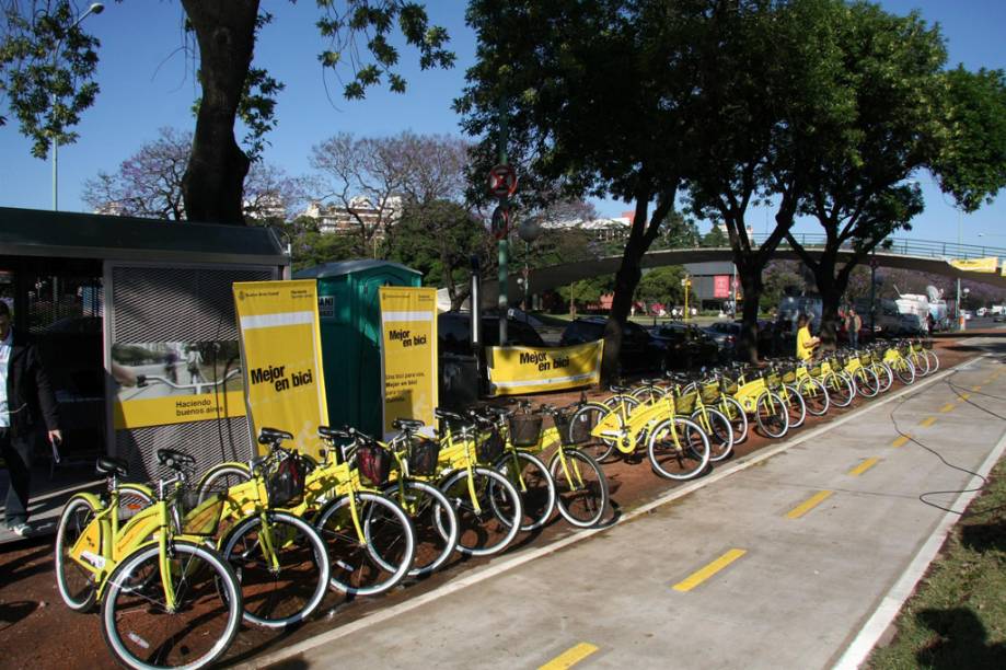 Buenos Aires tem atualmente 70 quilômetros de ciclovias, que ligam locais como o bairro de Retiro, o Parque Lezama (em Santelmo), Puerto Madero e Palermo Viejo. Esses trajetos fazem parte do projeto governamental Mejor em Bici, que inclui também um serviço de empréstimo gratuito de bicicletas. Depois de fazer o cadastro, é possível utilizar por duas horas um dos 500 veículos disponíveis. O serviço funciona de segunda a sexta-feira, das 8 às 20 horas, e aos sábados, das 9 às 15 horas, em dezessete pontos da cidade. Em operação desde 2004, a empresa La Bicicleta Naranja aluga bicicletas para passeios e organiza biketours por importantes pontos da capital argentina