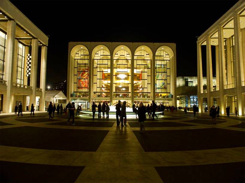<strong><a href="https://www.metopera.org/" target="_blank" rel="noopener">Metropolitan Opera House</a>, <a href="https://viajeaqui.abril.com.br/cidades/estados-unidos-nova-york" target="_blank" rel="noopener">Nova York</a>, <a href="https://viajeaqui.abril.com.br/paises/estados-unidos" target="_blank" rel="noopener">Estados Unidos</a></strong> Casa da companhia <em>Met Opera</em>, esse edif&iacute;cio faz parte do complexo do&nbsp;Lincoln Center for the Performing Arts, no cora&ccedil;&atilde;o do Upper West Side. Aberto em 1966, o teatro conta com um dos palcos mais modernos do mundo, al&eacute;m de possuir uma arquitetura elegante. Em seu interior, os imponentes lustres do lobby impressionam o visitante, que recorre ao lugar na esperan&ccedil;a de ver &oacute;peras como <em>O Barbeiro de Sevilha</em> e <em>Otelo</em>
