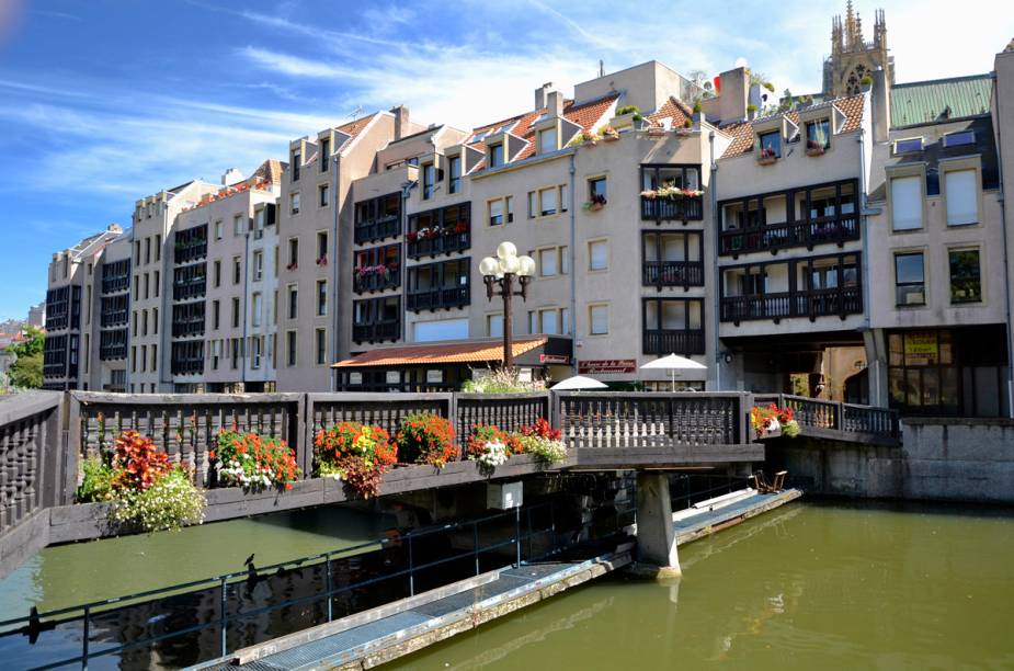 <strong>ALSÁCIA & CHAMPAGNE</strong> As regiões abrigam algumas das adegas mais famosas do mundo, lindas paisagens naturais e imponentes centros históricos. A viagem de uma semana com motorista falando português começa com duas noites parisienses, no <a href="https://thewestinparis.com" rel="The Westin Paris" target="_blank"><strong>The Westin Paris</strong></a>, e prevê estadia também em <a href="https://viajeaqui.abril.com.br/cidades/franca-reims" rel="Reims" target="_blank"><strong>Reims</strong></a> e <strong>Estrasburgo</strong>. No percurso estão <strong>Épernay</strong>, <strong>Metz (foto)</strong>, <strong>Colmar</strong>, <a href="https://viajeaqui.abril.com.br/cidades/franca-nancy" rel="Nancy" target="_blank"><strong>Nancy</strong></a> e a <strong>Rota dos Vinhos da Alsácia</strong>. <strong>QUANDO:</strong> Em setembro <strong>QUEM LEVA:</strong> A<strong> <a href="https://fuiviagens.com.br" rel="Fui Viagens" target="_blank">Fui Viagens</a> </strong>(11/3257-5345) <strong>QUANTO:</strong> € 4 960 (sem aéreo) <strong>ALSÁCIA & CHAMPAGNE</strong> As regiões abrigam algumas das adegas mais famosas do mundo, lindas paisagens naturais e imponentes centros históricos. A viagem de uma semana com motorista falando português começa com duas noites parisienses, no <a href="https://thewestinparis.com" rel="The Westin Paris" target="_blank"><strong>The Westin Paris</strong></a>, e prevê estadia também em <a href="https://viajeaqui.abril.com.br/cidades/franca-reims" rel="Reims" target="_blank"><strong>Reims</strong></a> e <strong>Estrasburgo</strong>. No percurso estão <strong>Épernay</strong>, <strong>Metz (foto)</strong>, <strong>Colmar</strong>, <a href="https://viajeaqui.abril.com.br/cidades/franca-nancy" rel="Nancy" target="_blank"><strong>Nancy</strong></a> e a <strong>Rota dos Vinhos da Alsácia</strong>. <strong>QUANDO:</strong> Em setembro <strong>QUEM LEVA:</strong> A<strong> <a href="https://fuiviagens.com.br" rel="Fui Viagens" target="_blank">Fui Viagens</a> </strong>(11/3257-5345) <strong>QUANTO:</strong> € 4 960 (sem aéreo)