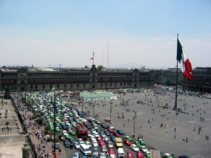 <strong>Zócalo – <a href="https://beta-develop.viagemeturismo.abril.com.br/cidades/cidade-do-mexico/" target="_blank" rel="noopener">Cidade do México</a> – <a href="https://beta-develop.viagemeturismo.abril.com.br/paises/mexico/" target="_blank" rel="noopener">México </a></strong>O nome oficial é Plaza de la Constituición, mas a principal praça da Cidade do México é chamada de Zócalo (que significa "base") desde o século 19. Isso porque havia o plano de construir um grande monumento em homenagem à independência do México, mas apenas a base foi erguida.Nos arredores da imensa praça – uma das maiores do mundo – estão o Palácio Nacional (onde trabalha o presidente), a <a href="https://viajeaqui.abril.com.br/estabelecimentos/mexico-cidade-do-mexico-atracao-catedral-metropolitana-da-cidade-do-mexico" target="_blank" rel="noopener">Catedral Metropolitana</a> e vários prédios de departamentos públicos do governo da cidade. Passeando no seu entorno, também é possível observar as vitrines das joalherias e as entradas luxuosas de alguns hotéis.Quando a área não é dominada por "dançarinos astecas" em busca de trocados de alguns turistas, a praça é palco de protestos e de shows gratuitos de artistas do país. A enorme bandeira do México, que fica no centro, é hasteada em uma cerimônia pomposa todos os dias, às 8h, e arriada às 18h <em><a href="https://www.booking.com/searchresults.pt-br.html?aid=332455&sid=d98f25c4d6d5f89238aebe98e11a09ba&sb=1&src=searchresults&src_elem=sb&error_url=https%3A%2F%2Fwww.booking.com%2Fsearchresults.pt-br.html%3Faid%3D332455%3Bsid%3Dd98f25c4d6d5f89238aebe98e11a09ba%3Btmpl%3Dsearchresults%3Bac_click_type%3Db%3Bac_position%3D0%3Bcity%3D-979186%3Bclass_interval%3D1%3Bdest_id%3D-631243%3Bdest_type%3Dcity%3Bdtdisc%3D0%3Bfrom_sf%3D1%3Bgroup_adults%3D2%3Bgroup_children%3D0%3Biata%3DBSB%3Binac%3D0%3Bindex_postcard%3D0%3Blabel_click%3Dundef%3Bno_rooms%3D1%3Boffset%3D0%3Bpostcard%3D0%3Braw_dest_type%3Dcity%3Broom1%3DA%252CA%3Bsb_price_type%3Dtotal%3Bsearch_selected%3D1%3Bshw_aparth%3D1%3Bslp_r_match%3D0%3Bsrc%3Dsearchresults%3Bsrc_elem%3Dsb%3Bsrpvid%3D972b7bd902cf0013%3Bss%3DBras%25C3%25ADlia%252C%2520Distrito%2520Federal%252C%2520Brasil%3Bss_all%3D0%3Bss_raw%3Dbrasilia%3Bssb%3Dempty%3Bsshis%3D0%3Bssne%3DBuenos%2520Aires%3Bssne_untouched%3DBuenos%2520Aires%26%3B&ss=Cidade+do+M%C3%A9xico%2C+Regi%C3%A3o+da+Cidade+do+M%C3%A9xico%2C+M%C3%A9xico&is_ski_area=&ssne=Bras%C3%ADlia&ssne_untouched=Bras%C3%ADlia&city=-631243&checkin_year=&checkin_month=&checkout_year=&checkout_month=&group_adults=2&group_children=0&no_rooms=1&from_sf=1&ss_raw=cidade+do+m%C3%A9xico&ac_position=0&ac_langcode=xb&ac_click_type=b&dest_id=-1658079&dest_type=city&iata=MEX&place_id_lat=19.432863&place_id_lon=-99.133301&search_pageview_id=972b7bd902cf0013&search_selected=true&search_pageview_id=972b7bd902cf0013&ac_suggestion_list_length=5&ac_suggestion_theme_list_length=0" target="_blank" rel="noopener">Busque hospedagem na Cidade do México</a> </em>