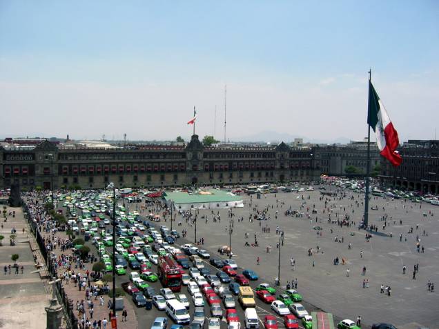<strong>Zócalo – <a href="https://beta-develop.viagemeturismo.abril.com.br/cidades/cidade-do-mexico/" target="_blank" rel="noopener">Cidade do México</a> – <a href="https://beta-develop.viagemeturismo.abril.com.br/paises/mexico/" target="_blank" rel="noopener">México </a></strong>O nome oficial é Plaza de la Constituición, mas a principal praça da Cidade do México é chamada de Zócalo (que significa "base") desde o século 19. Isso porque havia o plano de construir um grande monumento em homenagem à independência do México, mas apenas a base foi erguida.Nos arredores da imensa praça – uma das maiores do mundo – estão o Palácio Nacional (onde trabalha o presidente), a <a href="https://viajeaqui.abril.com.br/estabelecimentos/mexico-cidade-do-mexico-atracao-catedral-metropolitana-da-cidade-do-mexico" target="_blank" rel="noopener">Catedral Metropolitana</a> e vários prédios de departamentos públicos do governo da cidade. Passeando no seu entorno, também é possível observar as vitrines das joalherias e as entradas luxuosas de alguns hotéis.Quando a área não é dominada por "dançarinos astecas" em busca de trocados de alguns turistas, a praça é palco de protestos e de shows gratuitos de artistas do país. A enorme bandeira do México, que fica no centro, é hasteada em uma cerimônia pomposa todos os dias, às 8h, e arriada às 18h <em><a href="https://www.booking.com/searchresults.pt-br.html?aid=332455&sid=d98f25c4d6d5f89238aebe98e11a09ba&sb=1&src=searchresults&src_elem=sb&error_url=https%3A%2F%2Fwww.booking.com%2Fsearchresults.pt-br.html%3Faid%3D332455%3Bsid%3Dd98f25c4d6d5f89238aebe98e11a09ba%3Btmpl%3Dsearchresults%3Bac_click_type%3Db%3Bac_position%3D0%3Bcity%3D-979186%3Bclass_interval%3D1%3Bdest_id%3D-631243%3Bdest_type%3Dcity%3Bdtdisc%3D0%3Bfrom_sf%3D1%3Bgroup_adults%3D2%3Bgroup_children%3D0%3Biata%3DBSB%3Binac%3D0%3Bindex_postcard%3D0%3Blabel_click%3Dundef%3Bno_rooms%3D1%3Boffset%3D0%3Bpostcard%3D0%3Braw_dest_type%3Dcity%3Broom1%3DA%252CA%3Bsb_price_type%3Dtotal%3Bsearch_selected%3D1%3Bshw_aparth%3D1%3Bslp_r_match%3D0%3Bsrc%3Dsearchresults%3Bsrc_elem%3Dsb%3Bsrpvid%3D972b7bd902cf0013%3Bss%3DBras%25C3%25ADlia%252C%2520Distrito%2520Federal%252C%2520Brasil%3Bss_all%3D0%3Bss_raw%3Dbrasilia%3Bssb%3Dempty%3Bsshis%3D0%3Bssne%3DBuenos%2520Aires%3Bssne_untouched%3DBuenos%2520Aires%26%3B&ss=Cidade+do+M%C3%A9xico%2C+Regi%C3%A3o+da+Cidade+do+M%C3%A9xico%2C+M%C3%A9xico&is_ski_area=&ssne=Bras%C3%ADlia&ssne_untouched=Bras%C3%ADlia&city=-631243&checkin_year=&checkin_month=&checkout_year=&checkout_month=&group_adults=2&group_children=0&no_rooms=1&from_sf=1&ss_raw=cidade+do+m%C3%A9xico&ac_position=0&ac_langcode=xb&ac_click_type=b&dest_id=-1658079&dest_type=city&iata=MEX&place_id_lat=19.432863&place_id_lon=-99.133301&search_pageview_id=972b7bd902cf0013&search_selected=true&search_pageview_id=972b7bd902cf0013&ac_suggestion_list_length=5&ac_suggestion_theme_list_length=0" target="_blank" rel="noopener">Busque hospedagem na Cidade do México</a> </em> <strong>Zócalo – <a href="https://beta-develop.viagemeturismo.abril.com.br/cidades/cidade-do-mexico/" target="_blank" rel="noopener">Cidade do México</a> – <a href="https://beta-develop.viagemeturismo.abril.com.br/paises/mexico/" target="_blank" rel="noopener">México </a></strong>O nome oficial é Plaza de la Constituición, mas a principal praça da Cidade do México é chamada de Zócalo (que significa "base") desde o século 19. Isso porque havia o plano de construir um grande monumento em homenagem à independência do México, mas apenas a base foi erguida.Nos arredores da imensa praça – uma das maiores do mundo – estão o Palácio Nacional (onde trabalha o presidente), a <a href="https://viajeaqui.abril.com.br/estabelecimentos/mexico-cidade-do-mexico-atracao-catedral-metropolitana-da-cidade-do-mexico" target="_blank" rel="noopener">Catedral Metropolitana</a> e vários prédios de departamentos públicos do governo da cidade. Passeando no seu entorno, também é possível observar as vitrines das joalherias e as entradas luxuosas de alguns hotéis.Quando a área não é dominada por "dançarinos astecas" em busca de trocados de alguns turistas, a praça é palco de protestos e de shows gratuitos de artistas do país. A enorme bandeira do México, que fica no centro, é hasteada em uma cerimônia pomposa todos os dias, às 8h, e arriada às 18h <em><a href="https://www.booking.com/searchresults.pt-br.html?aid=332455&sid=d98f25c4d6d5f89238aebe98e11a09ba&sb=1&src=searchresults&src_elem=sb&error_url=https%3A%2F%2Fwww.booking.com%2Fsearchresults.pt-br.html%3Faid%3D332455%3Bsid%3Dd98f25c4d6d5f89238aebe98e11a09ba%3Btmpl%3Dsearchresults%3Bac_click_type%3Db%3Bac_position%3D0%3Bcity%3D-979186%3Bclass_interval%3D1%3Bdest_id%3D-631243%3Bdest_type%3Dcity%3Bdtdisc%3D0%3Bfrom_sf%3D1%3Bgroup_adults%3D2%3Bgroup_children%3D0%3Biata%3DBSB%3Binac%3D0%3Bindex_postcard%3D0%3Blabel_click%3Dundef%3Bno_rooms%3D1%3Boffset%3D0%3Bpostcard%3D0%3Braw_dest_type%3Dcity%3Broom1%3DA%252CA%3Bsb_price_type%3Dtotal%3Bsearch_selected%3D1%3Bshw_aparth%3D1%3Bslp_r_match%3D0%3Bsrc%3Dsearchresults%3Bsrc_elem%3Dsb%3Bsrpvid%3D972b7bd902cf0013%3Bss%3DBras%25C3%25ADlia%252C%2520Distrito%2520Federal%252C%2520Brasil%3Bss_all%3D0%3Bss_raw%3Dbrasilia%3Bssb%3Dempty%3Bsshis%3D0%3Bssne%3DBuenos%2520Aires%3Bssne_untouched%3DBuenos%2520Aires%26%3B&ss=Cidade+do+M%C3%A9xico%2C+Regi%C3%A3o+da+Cidade+do+M%C3%A9xico%2C+M%C3%A9xico&is_ski_area=&ssne=Bras%C3%ADlia&ssne_untouched=Bras%C3%ADlia&city=-631243&checkin_year=&checkin_month=&checkout_year=&checkout_month=&group_adults=2&group_children=0&no_rooms=1&from_sf=1&ss_raw=cidade+do+m%C3%A9xico&ac_position=0&ac_langcode=xb&ac_click_type=b&dest_id=-1658079&dest_type=city&iata=MEX&place_id_lat=19.432863&place_id_lon=-99.133301&search_pageview_id=972b7bd902cf0013&search_selected=true&search_pageview_id=972b7bd902cf0013&ac_suggestion_list_length=5&ac_suggestion_theme_list_length=0" target="_blank" rel="noopener">Busque hospedagem na Cidade do México</a> </em>