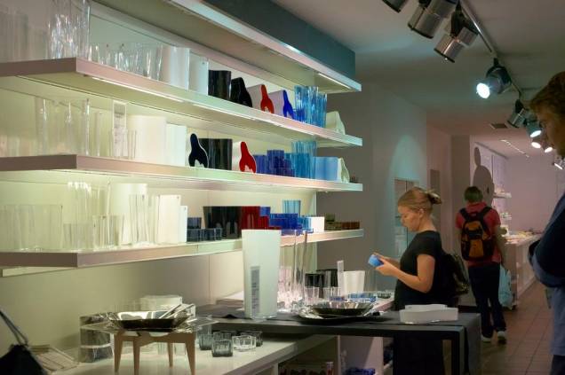 Helsinque está repleta de boas opções de compras de artigos para o lar, com algumas das melhores lojas de design - algumas bem acessíveis - do mundo. Helsinque está repleta de boas opções de compras de artigos para o lar, com algumas das melhores lojas de design - algumas bem acessíveis - do mundo.