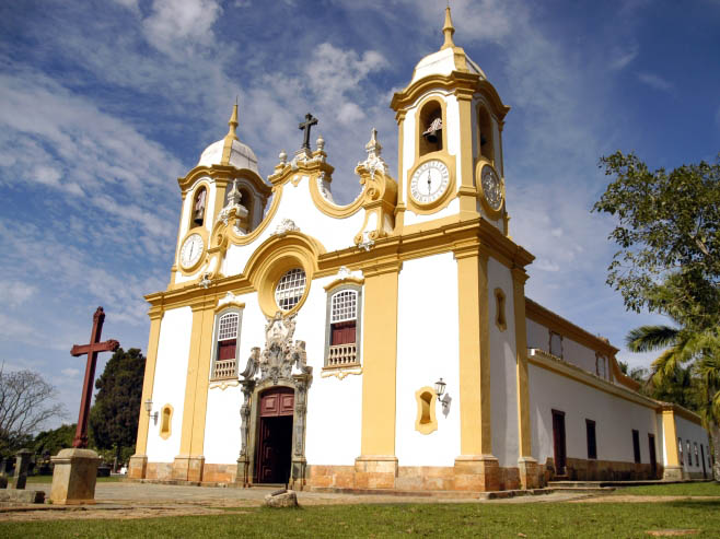 Com esculturas na fachada atribuídas a Aleijadinho, a Igreja Matriz de Santo Antônio, em <a href="https://viajeaqui.abril.com.br/cidades/br-mg-tiradentes" rel="Tiradentes (MG)" target="_blank">Tiradentes (MG)</a>, é uma das mais ricas manifestações do barroco brasileiro Com esculturas na fachada atribuídas a Aleijadinho, a Igreja Matriz de Santo Antônio, em <a href="https://viajeaqui.abril.com.br/cidades/br-mg-tiradentes" rel="Tiradentes (MG)" target="_blank">Tiradentes (MG)</a>, é uma das mais ricas manifestações do barroco brasileiro