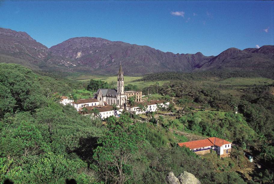 Patrimônio natural e histórico, o Santuário do Caraça possui trilhas e cachoeiras - além de lobos-guarás, que podem ser vistos ao anoitecer