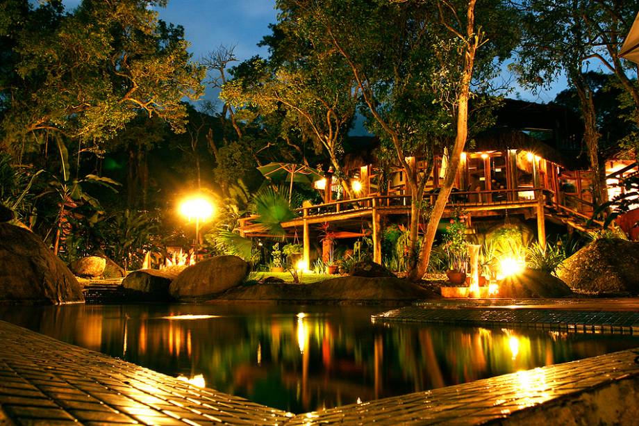 <strong>12. <a href="https://refugiodaspedras.com.br/" target="_blank" rel="noopener">Pousada Refúgio das Pedras</a> – Ilhabela<a href="https://www.booking.com/hotel/br/pousada-refugio-das-pedras.pt-br.html?aid=811638" target="_blank" rel="noopener"> </a></strong> Localizada na cidade de Ilhabela, a piscina da Pousada Refúgio das Pedras tem vista para o mar. Durante o café da manhã são servidos pães artesanais feitos no próprio hotel, hmmm! Os quartos têm jardins privados e cama king size. Atenção: a hospedagem não aceita crianças menores de 12 anos.<a href="https://www.booking.com/hotel/br/pousada-refugio-das-pedras.pt-br.html?aid=332455;sid=eedbe6de09e709d664615ac6f1b39a5d;checkin=2017-11-09;checkout=2017-11-10;dest_id=-646567;dest_type=city;dist=0;group_adults=2;group_children=0;hapos=1;hpos=1;no_rooms=1;room1=A%2CA;sb_price_type=total;soh=1;soldout=0%2C0;srepoch=1508446449;srfid=c9df4f9b248fa8ec60415807278358f0c5a563dfX1;srpvid=6b9c92f71409017d;type=total;ucfs=1�_availability_msg" target="_blank" rel="noopener"><em>Reserve a sua estadia na pousada Refúgio das Pedras através do Booking.com</em></a> <strong>12. <a href="https://refugiodaspedras.com.br/" target="_blank" rel="noopener">Pousada Refúgio das Pedras</a> – Ilhabela<a href="https://www.booking.com/hotel/br/pousada-refugio-das-pedras.pt-br.html?aid=811638" target="_blank" rel="noopener"> </a></strong> Localizada na cidade de Ilhabela, a piscina da Pousada Refúgio das Pedras tem vista para o mar. Durante o café da manhã são servidos pães artesanais feitos no próprio hotel, hmmm! Os quartos têm jardins privados e cama king size. Atenção: a hospedagem não aceita crianças menores de 12 anos.<a href="https://www.booking.com/hotel/br/pousada-refugio-das-pedras.pt-br.html?aid=332455;sid=eedbe6de09e709d664615ac6f1b39a5d;checkin=2017-11-09;checkout=2017-11-10;dest_id=-646567;dest_type=city;dist=0;group_adults=2;group_children=0;hapos=1;hpos=1;no_rooms=1;room1=A%2CA;sb_price_type=total;soh=1;soldout=0%2C0;srepoch=1508446449;srfid=c9df4f9b248fa8ec60415807278358f0c5a563dfX1;srpvid=6b9c92f71409017d;type=total;ucfs=1�_availability_msg" target="_blank" rel="noopener"><em>Reserve a sua estadia na pousada Refúgio das Pedras através do Booking.com</em></a>