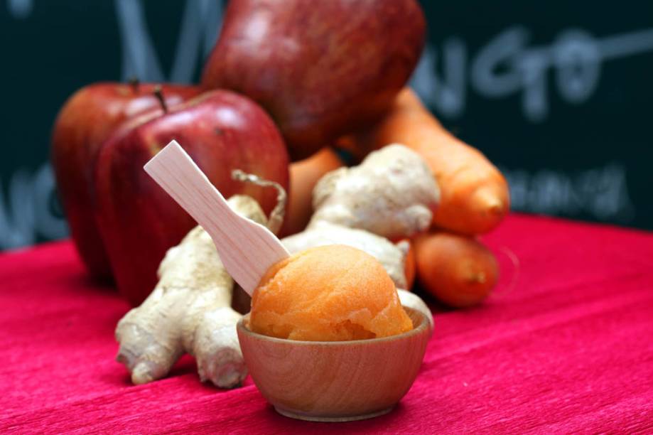 <a href="https://viajeaqui.abril.com.br/estabelecimentos/br-rj-buzios-restaurante-mil-frutas" rel="Mil Frutas"><strong>Mil Frutas</strong></a><br /> <br /> A marca carioca traz uma novidade exótica para o verão: o sorvete <strong>Celeiro</strong>. Inspirado em um suco do <a href="https://viajeaqui.abril.com.br/estados/br-rio-de-janeiro" rel="Rio de Janeiro">Rio de Janeiro</a>, o gelado é uma mistura de cenoura, maçã e pepino. Outros sabores inusitados são nozes com ovos moles e figo verde com mascarpone. A loja tem filial no Rio de Janeiro e <a href="https://viajeaqui.abril.com.br/estados/br-sao-paulo" rel="São Paulo">São Paulo</a>. Consulte os endereços: <a href="https://www.milfrutas.com.br" rel="www.milfrutas.com.br" target="_blank">www.milfrutas.com.br</a> <a href="https://viajeaqui.abril.com.br/estabelecimentos/br-rj-buzios-restaurante-mil-frutas" rel="Mil Frutas"><strong>Mil Frutas</strong></a><br /> <br /> A marca carioca traz uma novidade exótica para o verão: o sorvete <strong>Celeiro</strong>. Inspirado em um suco do <a href="https://viajeaqui.abril.com.br/estados/br-rio-de-janeiro" rel="Rio de Janeiro">Rio de Janeiro</a>, o gelado é uma mistura de cenoura, maçã e pepino. Outros sabores inusitados são nozes com ovos moles e figo verde com mascarpone. A loja tem filial no Rio de Janeiro e <a href="https://viajeaqui.abril.com.br/estados/br-sao-paulo" rel="São Paulo">São Paulo</a>. Consulte os endereços: <a href="https://www.milfrutas.com.br" rel="www.milfrutas.com.br" target="_blank">www.milfrutas.com.br</a>