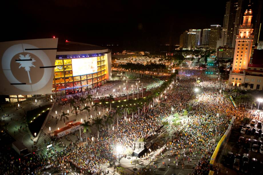 <a href="https://www.ingmiamimarathon.com" rel="Maratona de Miami " target="_blank"><strong>Maratona de Miami</strong></a> <strong>– 27 de janeiro de 2013 </strong><strong>–</strong><strong> <a href="https://viajeaqui.abril.com.br/cidades/estados-unidos-miami" rel="Miami" target="_blank">Miami</a>, Flórida</strong> <br /> As praias da cidade são a inspiração para a <strong>Maratona de Miami</strong>, na <strong>Flórida</strong>. <strong>South Beach</strong>, <strong>Miami Beach</strong> e <strong>Little Havana</strong> são os principais pontos por onde a corrida passa. O ponto de partida é a <strong>American Airlines Arena</strong>, ginásio que sedia jogos do Miami Heat, equipe de basquete da NBA, e termina no parque Bayfront. Corredores menos experientes podem tentar a meia maratona ou a corrida de cinco quilômetros, que acontecem no mesmo fim de semana da maratona. Além das belas praias, os competidores que vão para a prova em Miami não deixam a cidade sem fazer compras. Para muitos brasileiros, o município é sinônimo de outlets e shopping centers. O Dolphin Mall é um dos mais cobiçados e fica bem perto do aeroporto da cidade. Para se hospedar, veja a <a href="https://viajeaqui.abril.com.br/cidades/estados-unidos-miami/onde-ficar" rel="seleção de hotéis em Miami do viajeaqui" target="_blank">seleção de hotéis em Miami do viajeaqui</a>. Para obter mais informações sobre a próxima edição, em 27 de janeiro de 2013, acesse o <a href="https://www.ingmiamimarathon.com" rel="site oficial da Maratona de Miami" target="_blank">site oficial da Maratona de Miami</a>. <a href="https://www.ingmiamimarathon.com" rel="Maratona de Miami " target="_blank"><strong>Maratona de Miami</strong></a> <strong>– 27 de janeiro de 2013 </strong><strong>–</strong><strong> <a href="https://viajeaqui.abril.com.br/cidades/estados-unidos-miami" rel="Miami" target="_blank">Miami</a>, Flórida</strong> <br /> As praias da cidade são a inspiração para a <strong>Maratona de Miami</strong>, na <strong>Flórida</strong>. <strong>South Beach</strong>, <strong>Miami Beach</strong> e <strong>Little Havana</strong> são os principais pontos por onde a corrida passa. O ponto de partida é a <strong>American Airlines Arena</strong>, ginásio que sedia jogos do Miami Heat, equipe de basquete da NBA, e termina no parque Bayfront. Corredores menos experientes podem tentar a meia maratona ou a corrida de cinco quilômetros, que acontecem no mesmo fim de semana da maratona. Além das belas praias, os competidores que vão para a prova em Miami não deixam a cidade sem fazer compras. Para muitos brasileiros, o município é sinônimo de outlets e shopping centers. O Dolphin Mall é um dos mais cobiçados e fica bem perto do aeroporto da cidade. Para se hospedar, veja a <a href="https://viajeaqui.abril.com.br/cidades/estados-unidos-miami/onde-ficar" rel="seleção de hotéis em Miami do viajeaqui" target="_blank">seleção de hotéis em Miami do viajeaqui</a>. Para obter mais informações sobre a próxima edição, em 27 de janeiro de 2013, acesse o <a href="https://www.ingmiamimarathon.com" rel="site oficial da Maratona de Miami" target="_blank">site oficial da Maratona de Miami</a>.