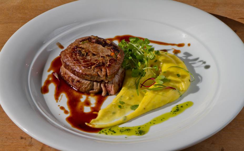 Filé Mignon recheado com cogumelos silvestres e foie gras ao molho rote e mousseline de batata salsa trufada, no<strong> restaurante Terra Madre</strong>, em Curitiba. Para mais informações, veja a foto anterior<br /> <br /> <strong>Onde:</strong> Rua Desesembargador Otávio do Amaral, 515 (Bigorrilho), Curitiba Horário de funcionamento: das 19h às 20h e das 22h às 22h30 <strong>Telefone:</strong> (41) 3335-6070 Filé Mignon recheado com cogumelos silvestres e foie gras ao molho rote e mousseline de batata salsa trufada, no<strong> restaurante Terra Madre</strong>, em Curitiba. Para mais informações, veja a foto anterior<br /> <br /> <strong>Onde:</strong> Rua Desesembargador Otávio do Amaral, 515 (Bigorrilho), Curitiba Horário de funcionamento: das 19h às 20h e das 22h às 22h30 <strong>Telefone:</strong> (41) 3335-6070