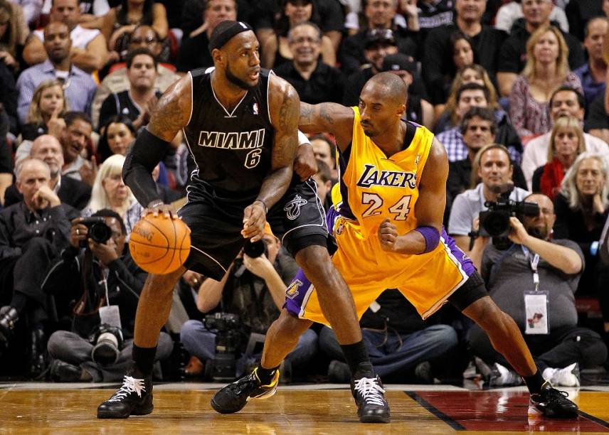 <strong>5. NBA Finals</strong><br /> A principal liga de basquete do planeta correu sério risco de ser cancelada neste ano. Patrões e jogadores engalfinharam-se num longo confronto para saber como repartir o enorme bolo de receitas da liga, mas chegaram em um acordo que possibilitou a retomada dos treinos. A temporada regular acabou encurtada pela greve, de 82 para 66 jogos, mas as finais seguirão o formato dos anos anteriores, cobrindo os meses de maio e junho.<br /> A poderosa <strong>NBA</strong>, National Basketball Association, possui ginásios moderníssimos, contratos de TV e propaganda multimilionários e um extenso rol de produtos licenciados. Profissionalismo e seriedade dão nisso. Ginásios como o <strong>Staples Center </strong>e o <strong>Madison Square Garden </strong>vivem lotados e as partidas são transmitidas para dezenas de países pelo mundo. Estrelas como o recém-aposentado pivô chinês Yao Ming, o alemão Dirk Nowitzki, o turco Hedo Turkoglu e o francês Tony Parker são somente algumas das estrelas internacionais que dão um verniz global à liga. Os quatro brasileiros da NBA nesta temporada também não estão fazendo feio: <strong>Nenê Hilário</strong>, <strong>Leandro Barbosa </strong>e <strong>Tiago Splitter </strong>têm feito sólidas atuações, mas o destaque mesmo é <strong>Anderson Varejão </strong>e os renascidos Cavaliers de Cleveland.<br /> Os favoritos deste ano misturam velhos conhecidos - como <strong>Kobe Bryant </strong>e os Los Angeles Lakers, os Dallas Mavericks e os veteranos do Boston Celtics - e equipes em ascensão como Chicago Bulls, Oklahoma City Thunder e o antigo saco de pancadas Los Angeles Clippers. Nada porém chamará mais a atenção do público que a performance de <strong>Lebron James </strong>e os Miami Heat. Uma nova derrota nesta temporada será outra marca negativa no currículo do mais completo jogador da atualidade. Mas que nunca foi campeao...<br /> <br /> Leia mais sobre os playoffs na matéria especial: <a href="https://viajeaqui.abril.com.br/materias/nba-playoffs-2012-fotos" rel="playoffs NBA 2012" target="_blank">playoffs NBA 2012</a>.<br /> <br /> <strong>Atualização: </strong>o Miami Heat foi o campeão sobre o Oklahoma City Thunder<br /> <strong>Quando: </strong>Junho<br /> <strong>Ingressos: </strong><a href="https://www.nba.com/tickets/tickets.html" rel="www.nba.com/tickets/tickets.html" target="_blank">www.nba.com/tickets/tickets.html</a> <strong>5. NBA Finals</strong><br /> A principal liga de basquete do planeta correu sério risco de ser cancelada neste ano. Patrões e jogadores engalfinharam-se num longo confronto para saber como repartir o enorme bolo de receitas da liga, mas chegaram em um acordo que possibilitou a retomada dos treinos. A temporada regular acabou encurtada pela greve, de 82 para 66 jogos, mas as finais seguirão o formato dos anos anteriores, cobrindo os meses de maio e junho.<br /> A poderosa <strong>NBA</strong>, National Basketball Association, possui ginásios moderníssimos, contratos de TV e propaganda multimilionários e um extenso rol de produtos licenciados. Profissionalismo e seriedade dão nisso. Ginásios como o <strong>Staples Center </strong>e o <strong>Madison Square Garden </strong>vivem lotados e as partidas são transmitidas para dezenas de países pelo mundo. Estrelas como o recém-aposentado pivô chinês Yao Ming, o alemão Dirk Nowitzki, o turco Hedo Turkoglu e o francês Tony Parker são somente algumas das estrelas internacionais que dão um verniz global à liga. Os quatro brasileiros da NBA nesta temporada também não estão fazendo feio: <strong>Nenê Hilário</strong>, <strong>Leandro Barbosa </strong>e <strong>Tiago Splitter </strong>têm feito sólidas atuações, mas o destaque mesmo é <strong>Anderson Varejão </strong>e os renascidos Cavaliers de Cleveland.<br /> Os favoritos deste ano misturam velhos conhecidos - como <strong>Kobe Bryant </strong>e os Los Angeles Lakers, os Dallas Mavericks e os veteranos do Boston Celtics - e equipes em ascensão como Chicago Bulls, Oklahoma City Thunder e o antigo saco de pancadas Los Angeles Clippers. Nada porém chamará mais a atenção do público que a performance de <strong>Lebron James </strong>e os Miami Heat. Uma nova derrota nesta temporada será outra marca negativa no currículo do mais completo jogador da atualidade. Mas que nunca foi campeao...<br /> <br /> Leia mais sobre os playoffs na matéria especial: <a href="https://viajeaqui.abril.com.br/materias/nba-playoffs-2012-fotos" rel="playoffs NBA 2012" target="_blank">playoffs NBA 2012</a>.<br /> <br /> <strong>Atualização: </strong>o Miami Heat foi o campeão sobre o Oklahoma City Thunder<br /> <strong>Quando: </strong>Junho<br /> <strong>Ingressos: </strong><a href="https://www.nba.com/tickets/tickets.html" rel="www.nba.com/tickets/tickets.html" target="_blank">www.nba.com/tickets/tickets.html</a>