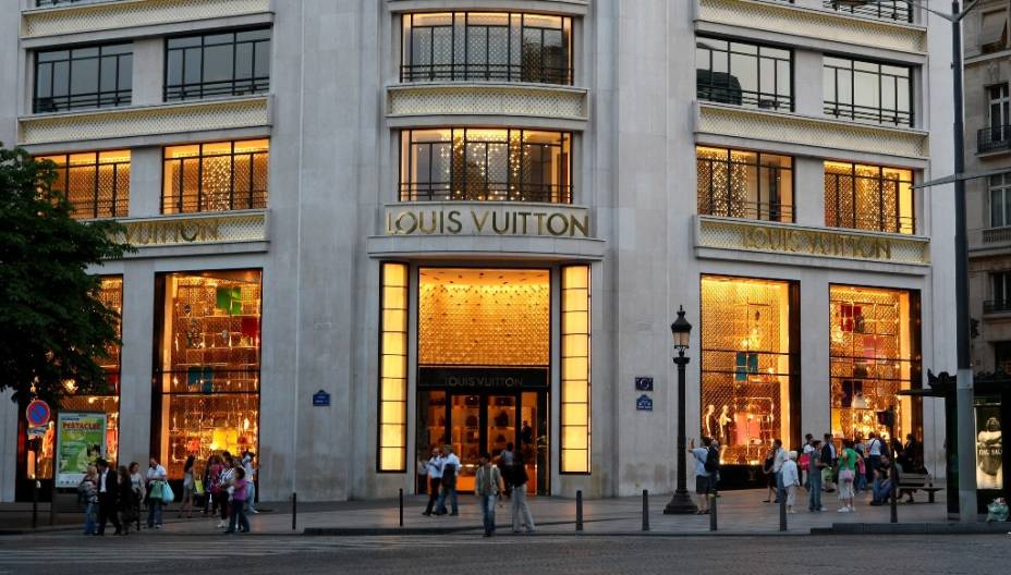 A loja da Louis Vuitton, em Paris, fica em plena avenida Champs-Elysees, e atrai turistas de todo o mundo, principalmente ávidos chineses e japoneses em busca de sua míticas bolsas e malas