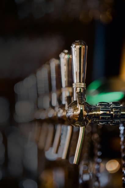 <strong>10. Beber sem dirigir</strong>Para evitar o porre, intercale a cerveja com água e se alimente bem nos bares. Se você não der bandeira no trânsito, dificilmente será parado pela polícia. Se for, saiba que a pena para motoristas alcoolizados na Califórnia varia de quatro dias a seis meses de cadeia mais fiança de até US$ 1 000. Por isso, vá a pé, de bike, de táxi, Uber ou com um tour de cervejas (já incluída a bebida). Em <a href="https://viajeaqui.abril.com.br/cidades/estados-unidos-san-diego" rel="San Diego" target="_blank">San Diego</a>, a <a href="https://brewhop.com/" rel="Brew Hop" target="_blank">Brew Hop</a> leva a três cervejarias da região em cinco horas, por US$ 169. Em <a href="https://viajeaqui.abril.com.br/cidades/estados-unidos-san-francisco" rel="SanFran" target="_blank">SanFran</a>, o passeio da <a href="https://www.bayareabrewerytours.com/publictours.html" rel="Bay Area" target="_blank">Bay Area</a> cobre três endereços (quatro horas, por US$ 99). No mesmo formato, o roteiro da <a href="https://www.lacraftbeertours.com/Public_Tour_Info.html" rel="LA Craft " target="_blank">LA Craft </a> por <a href="https://viajeaqui.abril.com.br/cidades/estados-unidos-los-angeles" rel="Los Angeles" target="_blank">Los Angeles</a> custa a partir de US$ 55 <strong>10. Beber sem dirigir</strong>Para evitar o porre, intercale a cerveja com água e se alimente bem nos bares. Se você não der bandeira no trânsito, dificilmente será parado pela polícia. Se for, saiba que a pena para motoristas alcoolizados na Califórnia varia de quatro dias a seis meses de cadeia mais fiança de até US$ 1 000. Por isso, vá a pé, de bike, de táxi, Uber ou com um tour de cervejas (já incluída a bebida). Em <a href="https://viajeaqui.abril.com.br/cidades/estados-unidos-san-diego" rel="San Diego" target="_blank">San Diego</a>, a <a href="https://brewhop.com/" rel="Brew Hop" target="_blank">Brew Hop</a> leva a três cervejarias da região em cinco horas, por US$ 169. Em <a href="https://viajeaqui.abril.com.br/cidades/estados-unidos-san-francisco" rel="SanFran" target="_blank">SanFran</a>, o passeio da <a href="https://www.bayareabrewerytours.com/publictours.html" rel="Bay Area" target="_blank">Bay Area</a> cobre três endereços (quatro horas, por US$ 99). No mesmo formato, o roteiro da <a href="https://www.lacraftbeertours.com/Public_Tour_Info.html" rel="LA Craft " target="_blank">LA Craft </a> por <a href="https://viajeaqui.abril.com.br/cidades/estados-unidos-los-angeles" rel="Los Angeles" target="_blank">Los Angeles</a> custa a partir de US$ 55