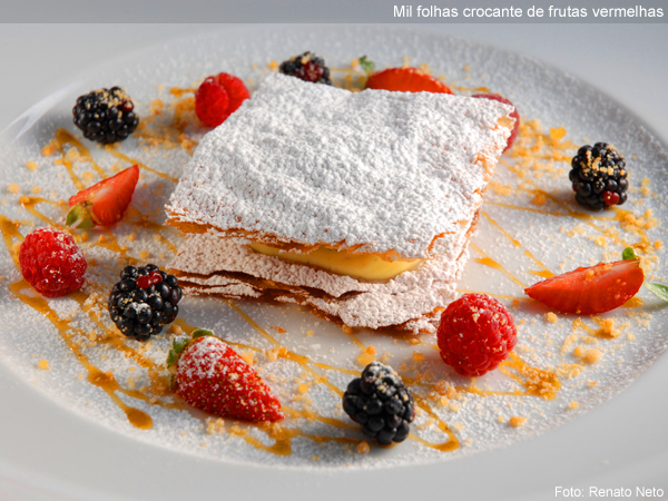 Mil folhas crocante de frutas vermelhas, elaborado por Roberta Sudbrack, do <a href="https://viajeaqui.abril.com.br/estabelecimentos/br-rj-rio-de-janeiro-restaurante-roberta-sudbrack" rel="restaurante homônimo" target="_blank">restaurante homônimo</a> no Rio de Janeiro Mil folhas crocante de frutas vermelhas, elaborado por Roberta Sudbrack, do <a href="https://viajeaqui.abril.com.br/estabelecimentos/br-rj-rio-de-janeiro-restaurante-roberta-sudbrack" rel="restaurante homônimo" target="_blank">restaurante homônimo</a> no Rio de Janeiro