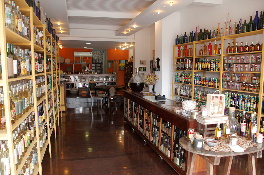 Dentre as dezenas de possibilidades de passeio em Ouro Preto está a <a href="https://viajeaqui.abril.com.br/estabelecimentos/br-mg-ouro-preto-atracao-cachacaria-milagre-de-minas" target="_blank">Cachaçaria Milagre de Minas</a>. A loja fica na Praça Tiradentes, bem no Centro Histórico da cidade, e tem mais de cem rótulos de cachaça, sendo uma parte de fabricação própria e o restante as tradicionais de <a href="https://viajeaqui.abril.com.br/estados/br-minas-gerais" target="_blank">Minas Gerais</a>. Dentre as dezenas de possibilidades de passeio em Ouro Preto está a <a href="https://viajeaqui.abril.com.br/estabelecimentos/br-mg-ouro-preto-atracao-cachacaria-milagre-de-minas" target="_blank">Cachaçaria Milagre de Minas</a>. A loja fica na Praça Tiradentes, bem no Centro Histórico da cidade, e tem mais de cem rótulos de cachaça, sendo uma parte de fabricação própria e o restante as tradicionais de <a href="https://viajeaqui.abril.com.br/estados/br-minas-gerais" target="_blank">Minas Gerais</a>.