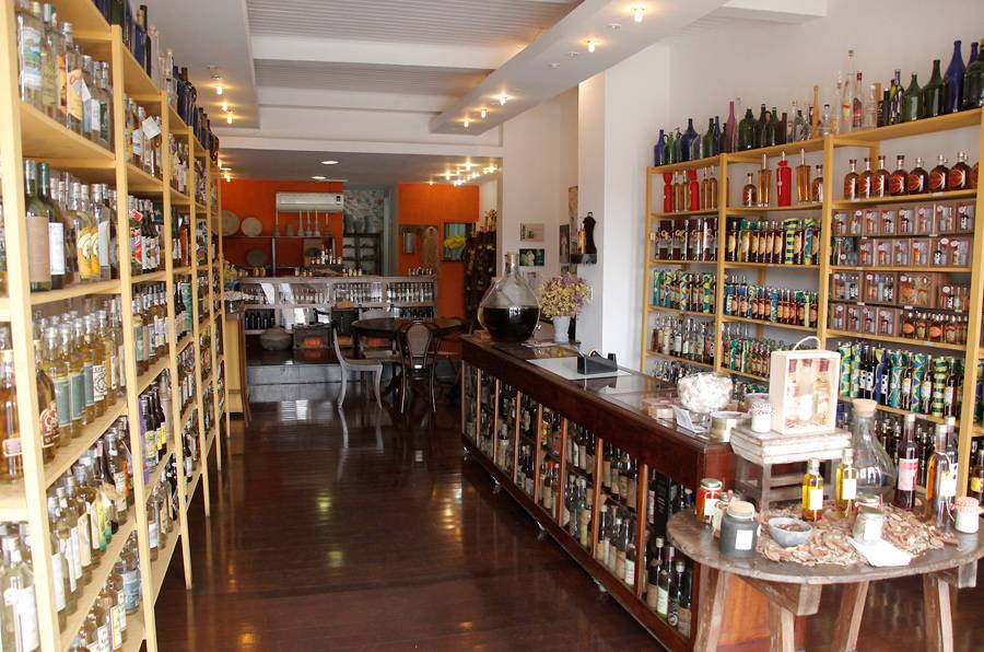Dentre as dezenas de possibilidades de passeio em Ouro Preto est&aacute; a <a href="https://viajeaqui.abril.com.br/estabelecimentos/br-mg-ouro-preto-atracao-cachacaria-milagre-de-minas" target="_blank">Cacha&ccedil;aria Milagre de Minas</a>. A loja fica na Pra&ccedil;a Tiradentes, bem no Centro Hist&oacute;rico da cidade, e tem mais de cem r&oacute;tulos de cacha&ccedil;a, sendo uma parte de fabrica&ccedil;&atilde;o pr&oacute;pria e o restante as tradicionais de <a href="https://viajeaqui.abril.com.br/estados/br-minas-gerais" target="_blank">Minas Gerais</a>.
