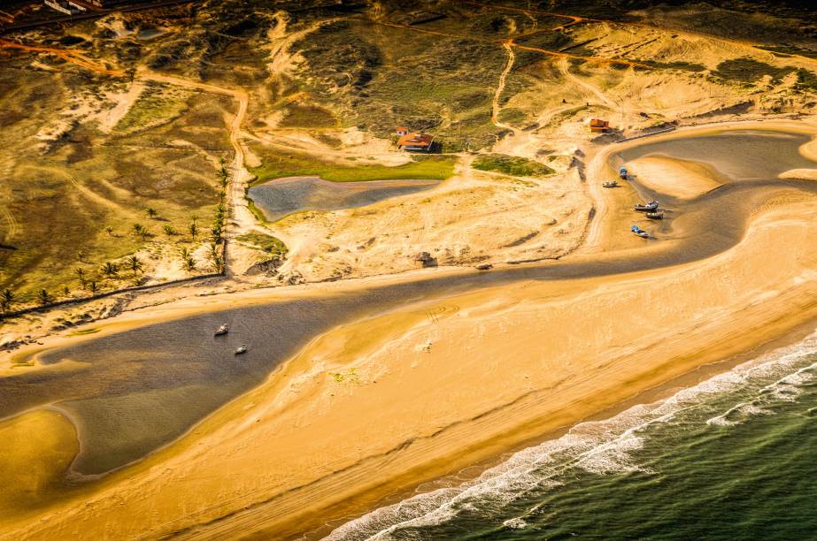 <strong>Barra de Punaú, Rio do Fogo</strong>Local bucólico à beira da praia, é onde o Rio Punaú encontra o mar. Para ter ainda mais contato com a natureza e tranquilidade, basta caminhar um pouco para a esquerda em relação ao mar, acompanhando as lagoas de água salgada.Se estiver motorizado, tenha cuidado com o horário: com a maré enchendo, corre-se o risco de ficar com o veículo preso <strong>Barra de Punaú, Rio do Fogo</strong>Local bucólico à beira da praia, é onde o Rio Punaú encontra o mar. Para ter ainda mais contato com a natureza e tranquilidade, basta caminhar um pouco para a esquerda em relação ao mar, acompanhando as lagoas de água salgada.Se estiver motorizado, tenha cuidado com o horário: com a maré enchendo, corre-se o risco de ficar com o veículo preso