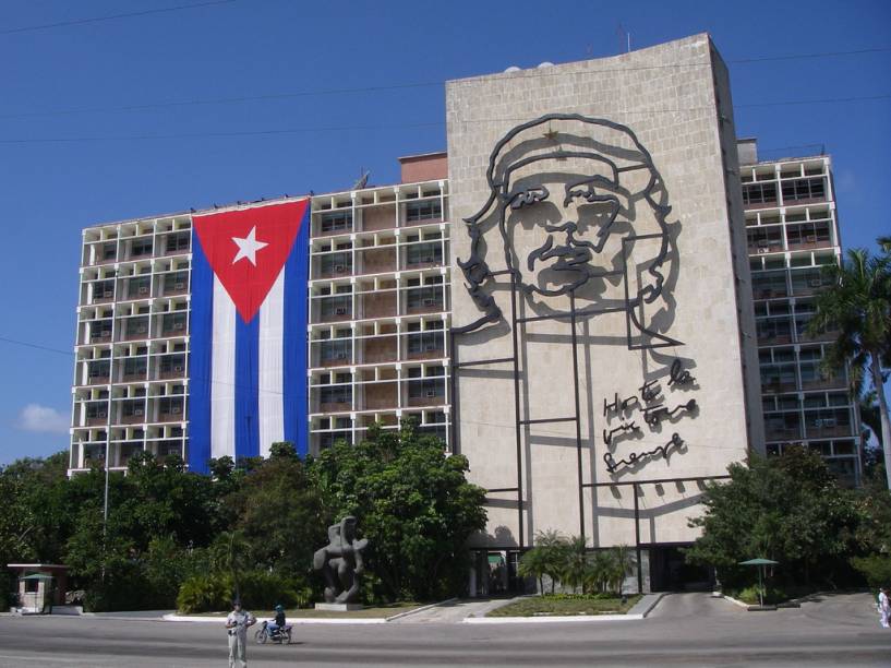 Ministério do Interior em Havana: Hasta la Victoria Siempre, Che e a bandeira Ministério do Interior em Havana: Hasta la Victoria Siempre, Che e a bandeira