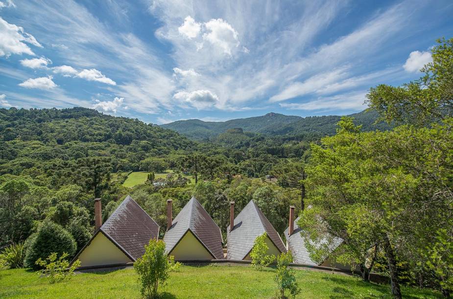 Vista dos chalés, com as montanhas de Monte Verde ao fundo