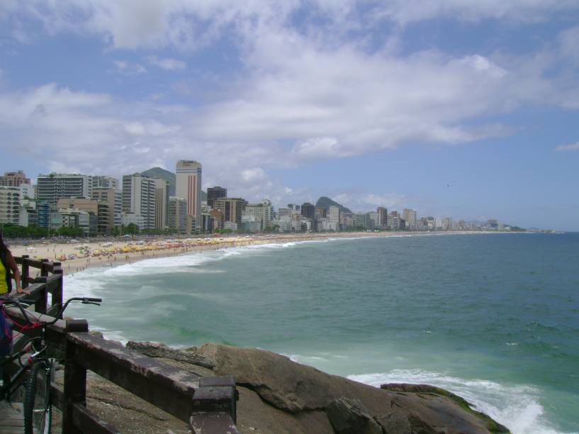 <strong>12. MIRANTE DO LEBLON</strong> (550 metros)            Tarde caindo, um mirante para terminar o passeio. O deque de madeira oferece bela vista das praias do Leblon e Ipanema.            <em>Endereço: Avenida Niemeyer, s/nº</em>