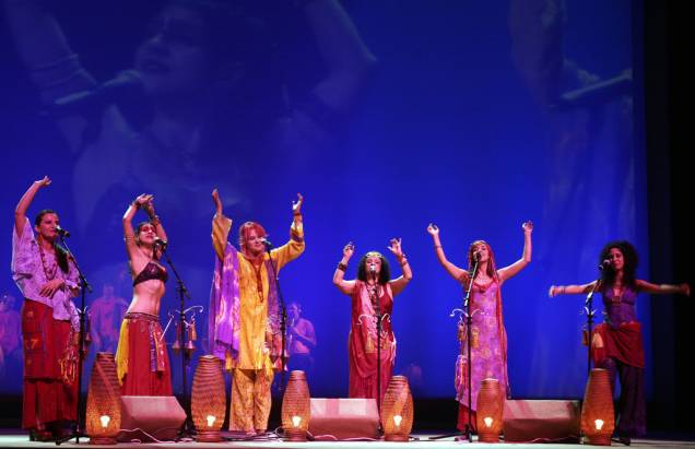 Para o aniversário da metrópole que recebeu tantos imigrantes, o <strong>Mawaca </strong>traz o show I<em>nquilinos do Mundo</em> ao <strong>Sesc Consolação.</strong> O grupo apresenta os vários estilos musicais de povos nômades como ciganos e judeus, além daqueles de origem africana e latino-americana.<strong>Endereço: </strong>Rua Dr. Vila Nova, 245, Vila Buarque<strong>Telefone:</strong> (11) 3234-3000<strong>Ingressos:</strong> R$ 2,50 a R$ 10<strong>Horário: </strong>18h Para o aniversário da metrópole que recebeu tantos imigrantes, o <strong>Mawaca </strong>traz o show I<em>nquilinos do Mundo</em> ao <strong>Sesc Consolação.</strong> O grupo apresenta os vários estilos musicais de povos nômades como ciganos e judeus, além daqueles de origem africana e latino-americana.<strong>Endereço: </strong>Rua Dr. Vila Nova, 245, Vila Buarque<strong>Telefone:</strong> (11) 3234-3000<strong>Ingressos:</strong> R$ 2,50 a R$ 10<strong>Horário: </strong>18h