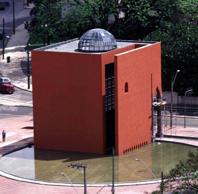 Situado sobre um espelho d’água, o Memória Árabe é um prédio em estilo mourisco em formato de cubo. Abriga biblioteca e pinacoteca com obras de autores árabes Situado sobre um espelho d’água, o Memória Árabe é um prédio em estilo mourisco em formato de cubo. Abriga biblioteca e pinacoteca com obras de autores árabes