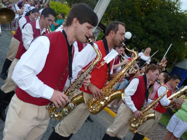 Bandas tocam músicas alemãs pelas ruas Bandas tocam músicas alemãs pelas ruas