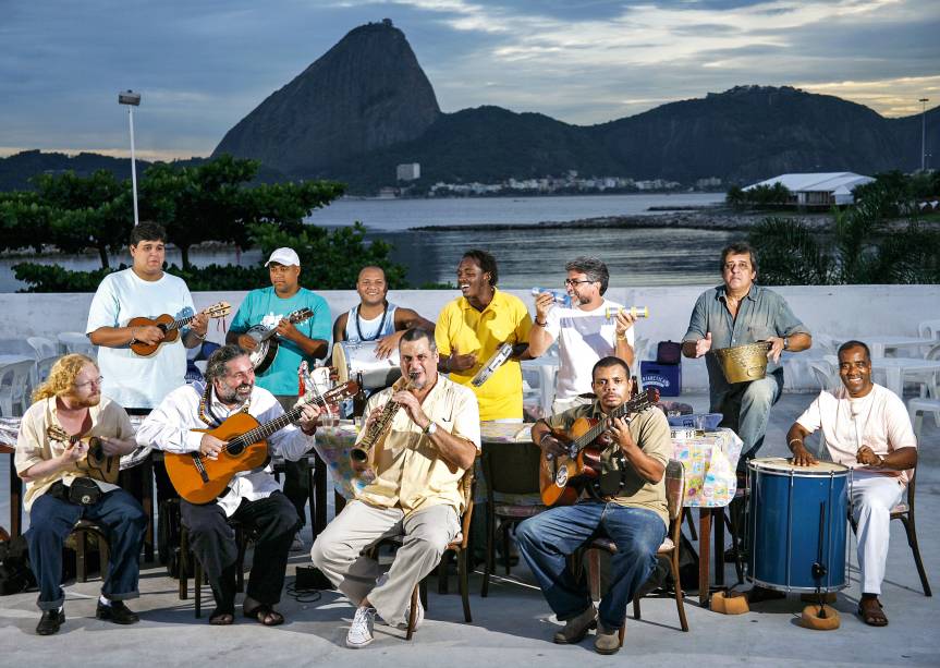 <strong>PARA OUVIR SAMBA</strong> <strong><a href="https://www.renascencaclube.com.br/" target="_blank" rel="noopener">Renascença Clube</a> </strong>O clube surgiu em 1951 como polo de resistência ao racismo sofrido por uma família negra ao frequentar um tradicional clube da cidade. O foco da associação é valorizar as raízes africanas e a fusão cultural brasileira – e o ritmo escolhido para as festas foi e continua sendo o samba. Às segundas-feiras, a partir das 17h, ocorre o evento mais famoso do Renascença: o Samba do Trabalhador, roda comandada há 11 anos pelo músico Moacyr Luz <em>R. Barão de São Francisco, 54 (Andaraí), (21) 3253-2322</em> <strong>PARA OUVIR SAMBA</strong> <strong><a href="https://www.renascencaclube.com.br/" target="_blank" rel="noopener">Renascença Clube</a> </strong>O clube surgiu em 1951 como polo de resistência ao racismo sofrido por uma família negra ao frequentar um tradicional clube da cidade. O foco da associação é valorizar as raízes africanas e a fusão cultural brasileira – e o ritmo escolhido para as festas foi e continua sendo o samba. Às segundas-feiras, a partir das 17h, ocorre o evento mais famoso do Renascença: o Samba do Trabalhador, roda comandada há 11 anos pelo músico Moacyr Luz <em>R. Barão de São Francisco, 54 (Andaraí), (21) 3253-2322</em>