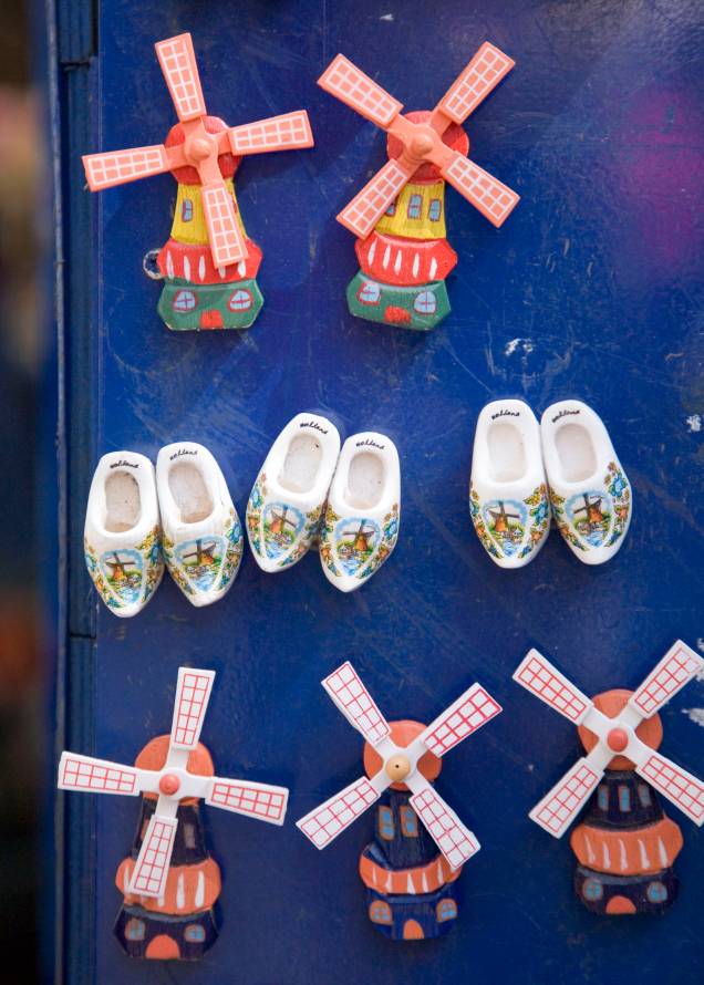 Além dos tamancos de madeira, outra atração que imediatamente lembra a <a href="https://beta-develop.viagemeturismo.abril.com.br/paises/holanda/" target="_blank">Holanda</a> são os moinhos de vento, um símbolo campestre e bucólico Além dos tamancos de madeira, outra atração que imediatamente lembra a <a href="https://beta-develop.viagemeturismo.abril.com.br/paises/holanda/" target="_blank">Holanda</a> são os moinhos de vento, um símbolo campestre e bucólico