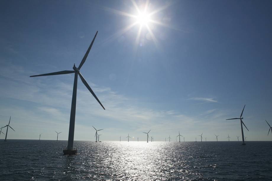 A Dinamarca é um dos países que mais investem em fontes de energia alternativa. O país é lider na tecnologia utilizada em fazendas eólicas como esta, localizada em alto-mar A Dinamarca é um dos países que mais investem em fontes de energia alternativa. O país é lider na tecnologia utilizada em fazendas eólicas como esta, localizada em alto-mar