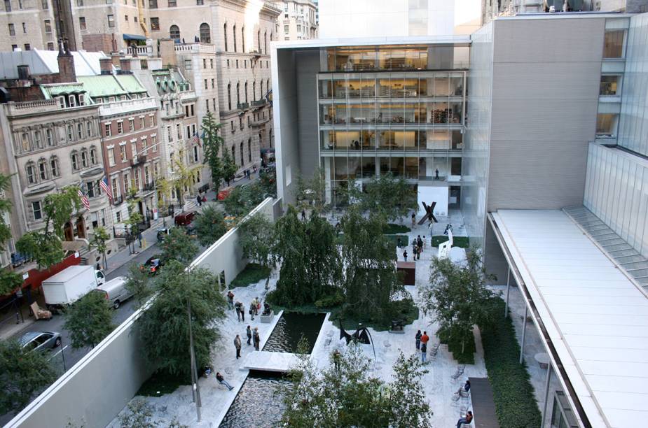 O mais famoso museu de Nova York exibe grandes nomes e obras da arte moderna mundial, passando por trabalhos de Rodin, Cézanne, Gauguin, van Gogh, Munch, Picasso, Klimt, Schiele, Mondrian, Kandinsky, Chagall e Malevich. <strong>Grátis às sextas das 16h às 21h</strong> <em>(preço regular: US$ 25).</em> O mais famoso museu de Nova York exibe grandes nomes e obras da arte moderna mundial, passando por trabalhos de Rodin, Cézanne, Gauguin, van Gogh, Munch, Picasso, Klimt, Schiele, Mondrian, Kandinsky, Chagall e Malevich. <strong>Grátis às sextas das 16h às 21h</strong> <em>(preço regular: US$ 25).</em>
