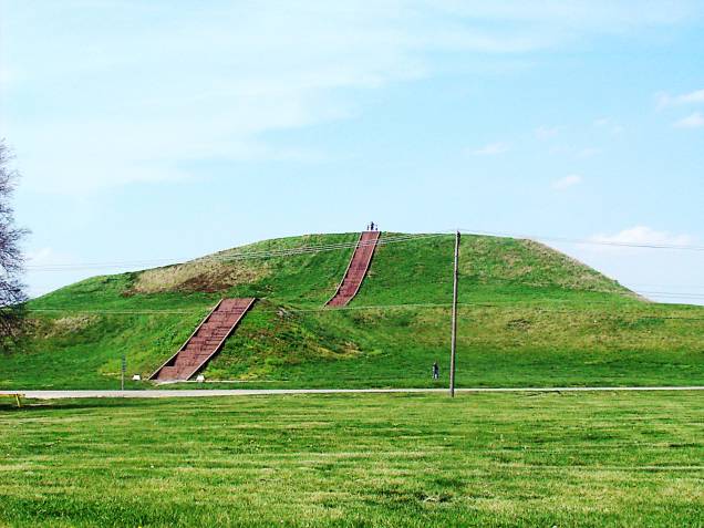 <strong>14. Monks Mound – Cahokia Mounds - EUA </strong>Sim, nos EUA também existem pirâmides! Localizada em Illinois, perto da cidade de St. Louis, esta da foto é apenas um dos mais de 80 edifícios escavados no Sítio Arqueológico Cahokia Mounds. Cahokia era o maior e mais influente assentamento urbano da região do rio Mississipi, que começou há mais de 1.500 anos. É considerado o maior e mais complexo sítio arqueológico a norte das cidades pré-colombianas no México. A Monks Mound tem 30m de altura e uma base de 291m de cada lado (a mesma base da pirâmide de Gizé, no Egito, porém bem mais baixa). Ela foi construída de terra, argila e madeira e possui uma rampa de acesso até seu topo. Porque os materiais utilizados são instáveis, a pirâmide sofreu diversos deslizamentos que fizeram com que sua base ficasse tão ampla já durante a construção. <strong>14. Monks Mound – Cahokia Mounds - EUA </strong>Sim, nos EUA também existem pirâmides! Localizada em Illinois, perto da cidade de St. Louis, esta da foto é apenas um dos mais de 80 edifícios escavados no Sítio Arqueológico Cahokia Mounds. Cahokia era o maior e mais influente assentamento urbano da região do rio Mississipi, que começou há mais de 1.500 anos. É considerado o maior e mais complexo sítio arqueológico a norte das cidades pré-colombianas no México. A Monks Mound tem 30m de altura e uma base de 291m de cada lado (a mesma base da pirâmide de Gizé, no Egito, porém bem mais baixa). Ela foi construída de terra, argila e madeira e possui uma rampa de acesso até seu topo. Porque os materiais utilizados são instáveis, a pirâmide sofreu diversos deslizamentos que fizeram com que sua base ficasse tão ampla já durante a construção.