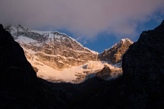 Localizada na Cordilheira Branca, no território demarcado como os Andes Peruanos, essa montanha é considerada como o pico mais alto do Peru e o sexto da <a href="https://viajeaqui.abril.com.br/continentes/america-do-sul" target="_blank">América do Sul</a>, com 6768 metros de altura. O nome que a batiza é, na verdade, uma homenagem a Huáscar, um chefe Sapa Inca que viveu em meados do século 16. Ela fica localizada no parque nacional homônimo, que cobre uma área de 3400 km² e foi tombado como Patrimônio Mundial da Unesco em 1985 Localizada na Cordilheira Branca, no território demarcado como os Andes Peruanos, essa montanha é considerada como o pico mais alto do Peru e o sexto da <a href="https://viajeaqui.abril.com.br/continentes/america-do-sul" target="_blank">América do Sul</a>, com 6768 metros de altura. O nome que a batiza é, na verdade, uma homenagem a Huáscar, um chefe Sapa Inca que viveu em meados do século 16. Ela fica localizada no parque nacional homônimo, que cobre uma área de 3400 km² e foi tombado como Patrimônio Mundial da Unesco em 1985