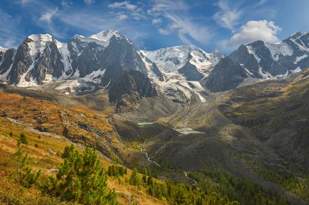 <strong>Montanhas Altai</strong> Consideradas Património da Humanidade pela UNESCO, as Montanhas Douradas de Altai ficam bem na fronteira onde a <a href="https://viajeaqui.abril.com.br/paises/russia" rel="Rússia" target="_blank">Rússia</a>, a Mongólia, o Cazaquistão e a <a href="https://viajeaqui.abril.com.br/paises/china" rel="China" target="_blank">China</a> se encontram. O “dourado” provém da beleza de seus vales e da riqueza da fauna e da flora da região - a qual é conhecida por ter sido o palco da cultura mongol por mais de 12 mil anos <strong>Montanhas Altai</strong> Consideradas Património da Humanidade pela UNESCO, as Montanhas Douradas de Altai ficam bem na fronteira onde a <a href="https://viajeaqui.abril.com.br/paises/russia" rel="Rússia" target="_blank">Rússia</a>, a Mongólia, o Cazaquistão e a <a href="https://viajeaqui.abril.com.br/paises/china" rel="China" target="_blank">China</a> se encontram. O “dourado” provém da beleza de seus vales e da riqueza da fauna e da flora da região - a qual é conhecida por ter sido o palco da cultura mongol por mais de 12 mil anos