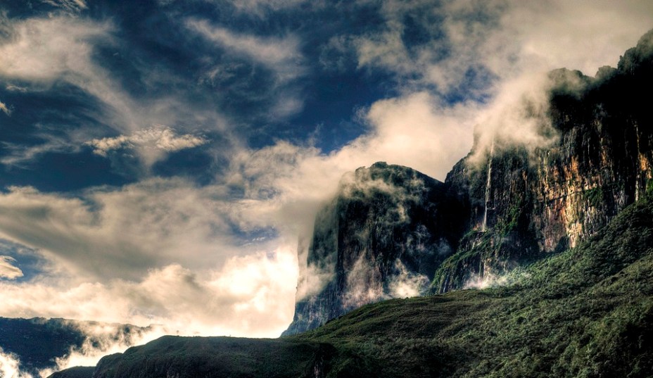 O platô que abriga o topo do Monte Roraima é um dos pontos mais elevados do país, a 2.734 metros de altitude. A paisagem deslumbra os turistas com seus grandes paredões, cachoeiras, lagos e formações rochosas curiosas. <em><a href="https://www.booking.com/searchresults.pt-br.html?aid=332455&lang=pt-br&sid=eedbe6de09e709d664615ac6f1b39a5d&sb=1&src=searchresults&src_elem=sb&error_url=https%3A%2F%2Fwww.booking.com%2Fsearchresults.pt-br.html%3Faid%3D332455%3Bsid%3Deedbe6de09e709d664615ac6f1b39a5d%3Bclass_interval%3D1%3Bdest_id%3D3662%3Bdest_type%3Dregion%3Bdtdisc%3D0%3Bfrom_sf%3D1%3Bgroup_adults%3D2%3Bgroup_children%3D0%3Binac%3D0%3Bindex_postcard%3D0%3Blabel_click%3Dundef%3Bno_rooms%3D1%3Boffset%3D0%3Bpostcard%3D0%3Braw_dest_type%3Dregion%3Broom1%3DA%252CA%3Bsb_price_type%3Dtotal%3Bsearch_selected%3D1%3Bsrc%3Dsearchresults%3Bsrc_elem%3Dsb%3Bss%3DPar%25C3%25A1%252C%2520%25E2%2580%258BBrasil%3Bss_all%3D0%3Bss_raw%3DPar%25C3%25A1%3Bssb%3Dempty%3Bsshis%3D0%3Bssne_untouched%3DRio%2520Grande%2520do%2520Norte%26%3B&ss=Roraima%2C+%E2%80%8BBrasil&ssne=Par%C3%A1&ssne_untouched=Par%C3%A1&checkin_monthday=&checkin_month=&checkin_year=&checkout_monthday=&checkout_month=&checkout_year=&no_rooms=1&group_adults=2&group_children=0&highlighted_hotels=&from_sf=1&ss_raw=Roraima&ac_position=0&ac_langcode=xb&dest_id=3664&dest_type=region&search_pageview_id=80467a7db5550324&search_selected=true&search_pageview_id=80467a7db5550324&ac_suggestion_list_length=5&ac_suggestion_theme_list_length=0" target="_blank" rel="noopener">Busque hospedagens em Roraima </a></em>