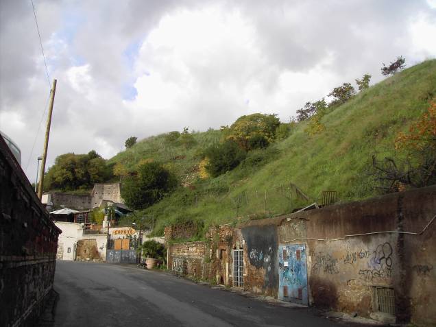 Uma das atrações de Testaccio é essa montanha – por incrível que pareça, ela é feita de cacos de cerâmica que chegava quebrada do transporte pelo rio Tibre Uma das atrações de Testaccio é essa montanha – por incrível que pareça, ela é feita de cacos de cerâmica que chegava quebrada do transporte pelo rio Tibre