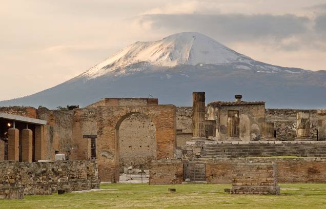 <strong>Ruínas de Pompeia, <a href="https://viajeaqui.abril.com.br/paises/italia" rel="Itália" target="_blank">Itália</a></strong> No ano 75 d.C, a cidade de Pompeia foi o alvo de um dos maiores acidentes ambientais da história da humanidade. Na ocasião, a região ocupada pelo Império Romano, que possuía pouco mais de 20 mil habitantes e uma forte produção de vinhos e azeites, foi completamente destruída pela intensa chuva de cinzas do vulcão Vesúvio, que entrou em erupção. Durante 1600 anos, a cidade permaneceria oculta, até ser finalmente descoberta por um agricultor em 1748. O sítio arqueológico foi preservado graças à presença abundante de cinzas e lama, fazendo com que, hoje, o mesmo fosse tombado como Patrimônio Mundial pela Unesco. Quem passeia pelo lugar, partindo de <a href="https://viajeaqui.abril.com.br/cidades/italia-napoles" rel="Nápoles" target="_blank">Nápoles</a>, pode, inclusive, se deparar com esqueletos petrificados e que capturam a exata expressão e posição das pessoas no momento de suas mortes <strong>Ruínas de Pompeia, <a href="https://viajeaqui.abril.com.br/paises/italia" rel="Itália" target="_blank">Itália</a></strong> No ano 75 d.C, a cidade de Pompeia foi o alvo de um dos maiores acidentes ambientais da história da humanidade. Na ocasião, a região ocupada pelo Império Romano, que possuía pouco mais de 20 mil habitantes e uma forte produção de vinhos e azeites, foi completamente destruída pela intensa chuva de cinzas do vulcão Vesúvio, que entrou em erupção. Durante 1600 anos, a cidade permaneceria oculta, até ser finalmente descoberta por um agricultor em 1748. O sítio arqueológico foi preservado graças à presença abundante de cinzas e lama, fazendo com que, hoje, o mesmo fosse tombado como Patrimônio Mundial pela Unesco. Quem passeia pelo lugar, partindo de <a href="https://viajeaqui.abril.com.br/cidades/italia-napoles" rel="Nápoles" target="_blank">Nápoles</a>, pode, inclusive, se deparar com esqueletos petrificados e que capturam a exata expressão e posição das pessoas no momento de suas mortes