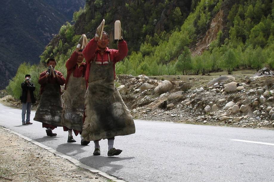 <strong>Lhasa, Tibete (continuação)</strong><br />Peregrinos rumo a Lhasa. Durante seu caminho eles prostam-se praticamente a cada passo, entoando orações budistas.<br /> 