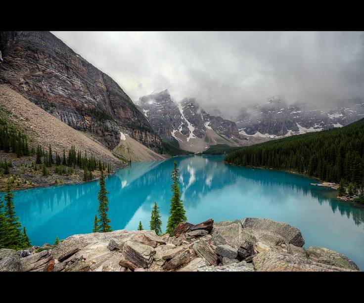 <strong>Moraine Lake, Parque Nacional Banff, Canadá</strong> Junto com o Lago Louise, o Moraine faz parte do Parque Nacional Banff, próximo de Calgary, na província de Alberta. É um dos mais famosos símbolos das Montanhas Rochosas do Canadá. <a href="https://www.booking.com/searchresults.pt-br.html?aid=332455&lang=pt-br&sid=eedbe6de09e709d664615ac6f1b39a5d&sb=1&src=index&src_elem=sb&error_url=https%3A%2F%2Fwww.booking.com%2Findex.pt-br.html%3Faid%3D332455%3Bsid%3Deedbe6de09e709d664615ac6f1b39a5d%3Bsb_price_type%3Dtotal%26%3B&ss=Canad%C3%A1&ssne=Ilhabela&ssne_untouched=Ilhabela&checkin_monthday=&checkin_month=&checkin_year=&checkout_monthday=&checkout_month=&checkout_year=&no_rooms=1&group_adults=2&group_children=0&from_sf=1&ss_raw=+Canad%C3%A1+&ac_position=0&ac_langcode=xb&dest_id=38&dest_type=country&search_pageview_id=1ac371d862ea0961&search_selected=true&search_pageview_id=1ac371d862ea0961&ac_suggestion_list_length=5&ac_suggestion_theme_list_length=0" target="_blank" rel="noopener"><em>Busque hospedagens no Canadá no Booking.com</em></a>