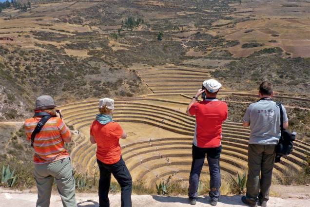 <strong>Moray</strong>Esta construção alucinadamente sinuosa e circular foi um laboratório agrícola. Moray fica no Vale Sagrado, formado por numerosos rios que descem por pequenos vales, o que transformou a região num oásis para o plantio. Ali estão reunidos sítios arqueológicos importantes <strong>Moray</strong>Esta construção alucinadamente sinuosa e circular foi um laboratório agrícola. Moray fica no Vale Sagrado, formado por numerosos rios que descem por pequenos vales, o que transformou a região num oásis para o plantio. Ali estão reunidos sítios arqueológicos importantes