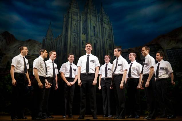 <strong>3. <a href="https://bookofmormonbroadway.com/tickets" rel="The Book of Mormon" target="_blank">The Book of Mormon</a></strong>Essa comédia musical arrasou na Broadway em 2006 e segue em cartaz. O humor negro e pesado dos mesmos criadores da série South Park brinca com sexualidade e religião para contar a história de dois jovens missionários mórmons na África. No Brasil, o espetáculo teve uma montagem sensacional feita por alunos da Uni-Rio, que recebeu elogios da crítica Barbara Heliodora, falecida em abril de 2015, e lotou teatros por quase seis meses. <strong>3. <a href="https://bookofmormonbroadway.com/tickets" rel="The Book of Mormon" target="_blank">The Book of Mormon</a></strong>Essa comédia musical arrasou na Broadway em 2006 e segue em cartaz. O humor negro e pesado dos mesmos criadores da série South Park brinca com sexualidade e religião para contar a história de dois jovens missionários mórmons na África. No Brasil, o espetáculo teve uma montagem sensacional feita por alunos da Uni-Rio, que recebeu elogios da crítica Barbara Heliodora, falecida em abril de 2015, e lotou teatros por quase seis meses.
