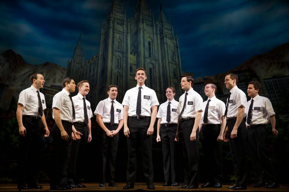 <strong>3. <a href="https://bookofmormonbroadway.com/tickets" rel="The Book of Mormon" target="_blank">The Book of Mormon</a></strong>Essa comédia musical arrasou na Broadway em 2006 e segue em cartaz. O humor negro e pesado dos mesmos criadores da série South Park brinca com sexualidade e religião para contar a história de dois jovens missionários mórmons na África. No Brasil, o espetáculo teve uma montagem sensacional feita por alunos da Uni-Rio, que recebeu elogios da crítica Barbara Heliodora, falecida em abril de 2015, e lotou teatros por quase seis meses. <strong>3. <a href="https://bookofmormonbroadway.com/tickets" rel="The Book of Mormon" target="_blank">The Book of Mormon</a></strong>Essa comédia musical arrasou na Broadway em 2006 e segue em cartaz. O humor negro e pesado dos mesmos criadores da série South Park brinca com sexualidade e religião para contar a história de dois jovens missionários mórmons na África. No Brasil, o espetáculo teve uma montagem sensacional feita por alunos da Uni-Rio, que recebeu elogios da crítica Barbara Heliodora, falecida em abril de 2015, e lotou teatros por quase seis meses.