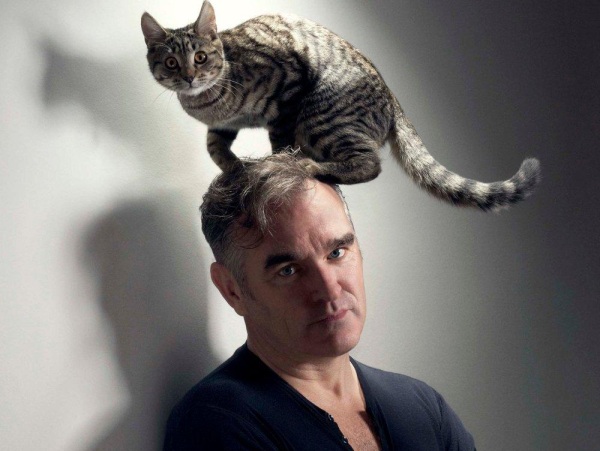 <strong>MORRISSEY</strong><br /> <br /> O cantor inglês ganhou fama mundial ao liderar a banda <strong>The Smiths</strong>, mas não costuma relembrar este passado em sua turnê. Podemos esperar sucessos como <em>All you need is me, Black Cloud, I′m throwing my arms around Paris </em>e <em>I’m OK by myself.</em> Por outro lado, como ele não pisa no Brasil há 12 anos, os fãs esperam que Morrisey abra uma exceção. <strong>Onde e Quando: </strong>Belo Horizonte (MG), dia 7 de março, no Chevrolet Hall. Rio de Janeiro, dia 9, na Fundição Progresso. São Paulo, dia 11, no <strong>Festival Live Music Rocks</strong>, Espaço das Américas <strong>Ingressos: </strong>Os ingressos do show no Rio e em São Paulo estão no site <a href="https://www.livepass.com.br/?s=morrissey" rel="Live Pass" target="_blank">Live Pass</a>, enquanto os de Belo Horizonte estão à venda no site <a href="https://premier.ticketsforfun.com.br/search/SearchResults.aspx?k=morrissey " rel="Tickets for Fun" target="_blank">Tickets for Fun</a> <strong>MORRISSEY</strong><br /> <br /> O cantor inglês ganhou fama mundial ao liderar a banda <strong>The Smiths</strong>, mas não costuma relembrar este passado em sua turnê. Podemos esperar sucessos como <em>All you need is me, Black Cloud, I′m throwing my arms around Paris </em>e <em>I’m OK by myself.</em> Por outro lado, como ele não pisa no Brasil há 12 anos, os fãs esperam que Morrisey abra uma exceção. <strong>Onde e Quando: </strong>Belo Horizonte (MG), dia 7 de março, no Chevrolet Hall. Rio de Janeiro, dia 9, na Fundição Progresso. São Paulo, dia 11, no <strong>Festival Live Music Rocks</strong>, Espaço das Américas <strong>Ingressos: </strong>Os ingressos do show no Rio e em São Paulo estão no site <a href="https://www.livepass.com.br/?s=morrissey" rel="Live Pass" target="_blank">Live Pass</a>, enquanto os de Belo Horizonte estão à venda no site <a href="https://premier.ticketsforfun.com.br/search/SearchResults.aspx?k=morrissey " rel="Tickets for Fun" target="_blank">Tickets for Fun</a>