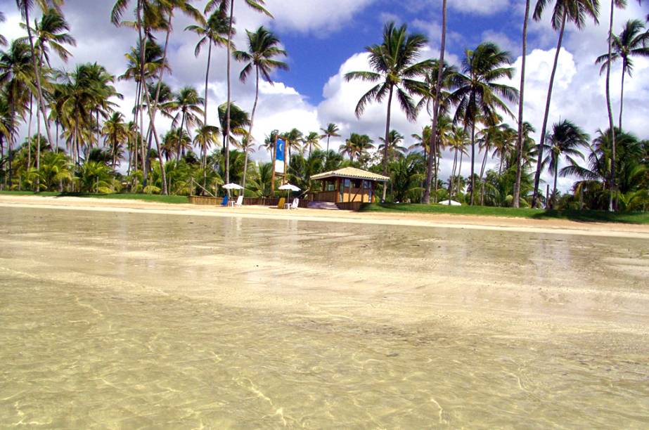 <strong>Morro de São Paulo (BA) – 4 noites – R$ 771</strong><br /> As quatro noites de hospedagem são no Karapitangui Praia Hotel, com café da manhã. O pacote ainda inclui passagem aérea ida e volta, kit ecoturismo e pontos Multiplus<br /> <br /> <strong>Quando:</strong> saídas em outubro e novembro<br /> <strong>Pagamento:</strong> R$ 771 à vista ou entrada de R$ 154,20 + 9 vezes de R$ 68,53<br /> <strong>Quem leva:</strong> a <strong>TAM Viagens</strong> tel. (11) 3274-1313 / site <a href="https://www.tamviagens.com.br" rel="www.tamviagens.com.br">www.tamviagens.com.br</a> <strong>Morro de São Paulo (BA) – 4 noites – R$ 771</strong><br /> As quatro noites de hospedagem são no Karapitangui Praia Hotel, com café da manhã. O pacote ainda inclui passagem aérea ida e volta, kit ecoturismo e pontos Multiplus<br /> <br /> <strong>Quando:</strong> saídas em outubro e novembro<br /> <strong>Pagamento:</strong> R$ 771 à vista ou entrada de R$ 154,20 + 9 vezes de R$ 68,53<br /> <strong>Quem leva:</strong> a <strong>TAM Viagens</strong> tel. (11) 3274-1313 / site <a href="https://www.tamviagens.com.br" rel="www.tamviagens.com.br">www.tamviagens.com.br</a>